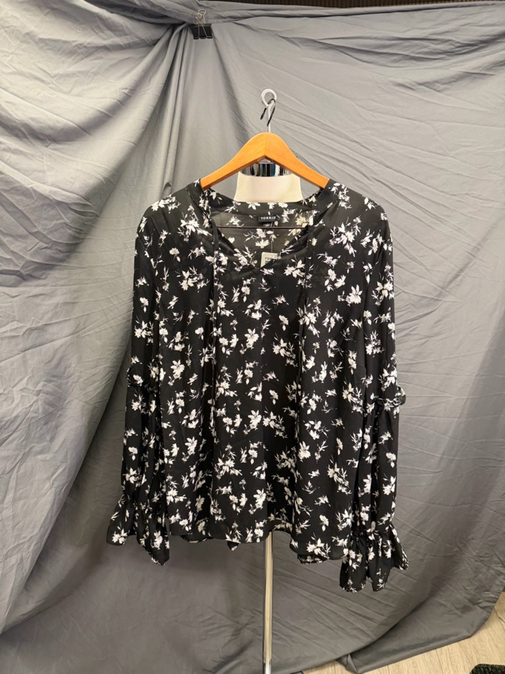 NWT Torrid Black Floral Tie Neck Long Sleeve Blouse, 1X